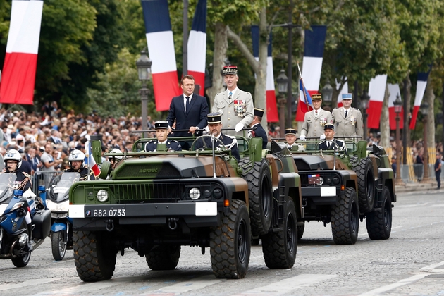 Le président Macron descend les Champs-Elysées dans un 