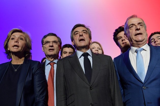 Patrick Devedjian entouré de Valérie Pécresse et du candidat LR à la présidentielle François Fillon lors d'un meeting politique, le 21 mars 2017 à Courbevoie près de Paris