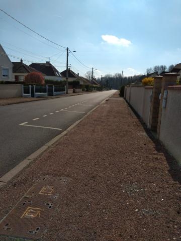 rue déserte dans l'Oise