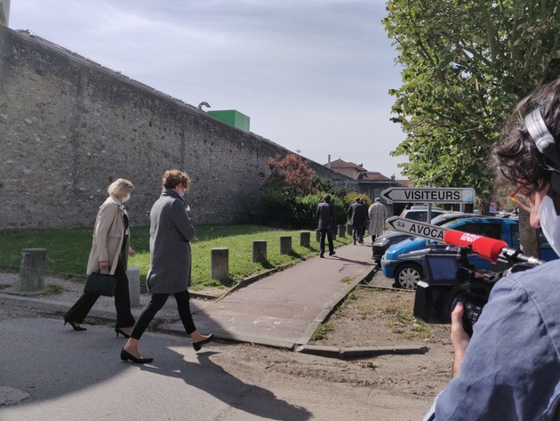 Le 12 mai, deux sénateurs réalisent une visite de contrôle à la prison de Fresnes, dans le Val-de-Marne
