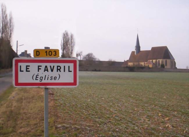 Entrée du village du Favril (28).jpg