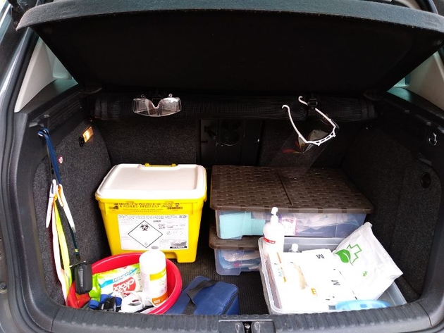 Le matériel de Nathalie Delachapelle organisé dans son coffre de voiture pour prendre en charge ses patients en minimisant les risques