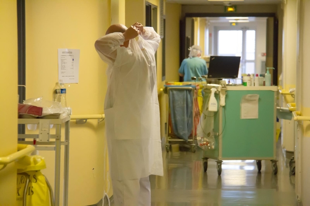 Médecins et soignants du centre hospitalier de Roubaix sur le pont pour lutter contre la pandémie