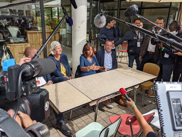 Anne Hidalgo entourée de journalistes Crédit photo : Quentin Calmet