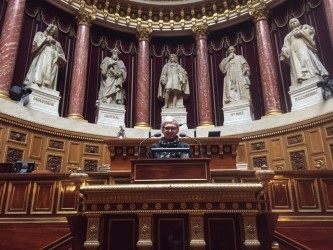 Amélie, au perchoir de l'hémicycle du Sénat