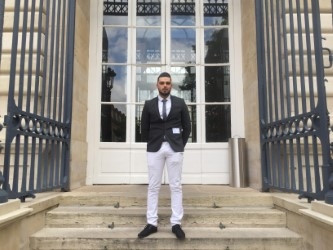 Hugo, 21 ans, se destine à être boucher