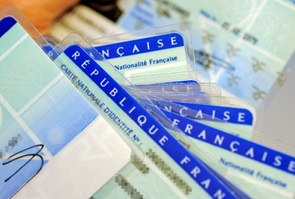 Des cartes d'identité au centre d'établissement de la carte d'identité française de Limoges, le 25 février 2010