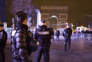 Policiers de l'Arc de Triomphe à Paris