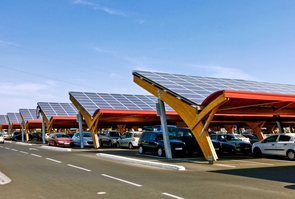 L’obligation de pose de panneaux photovoltaïques sur les grands parkings extérieurs adoptée au Sénat