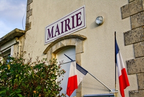 Illustration facade de mairie avec drapeaux francais