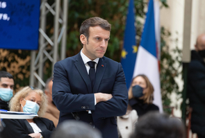 Nice: Macron and Estrosi arrive on the site of the future police station and attends a debate.
