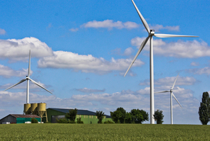 Eoliennes et batiment agricole   Sarthe