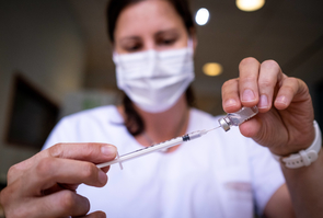 Covid-19 : la Haute autorité de santé préconise la levée de l’obligation vaccinale pour les soignants