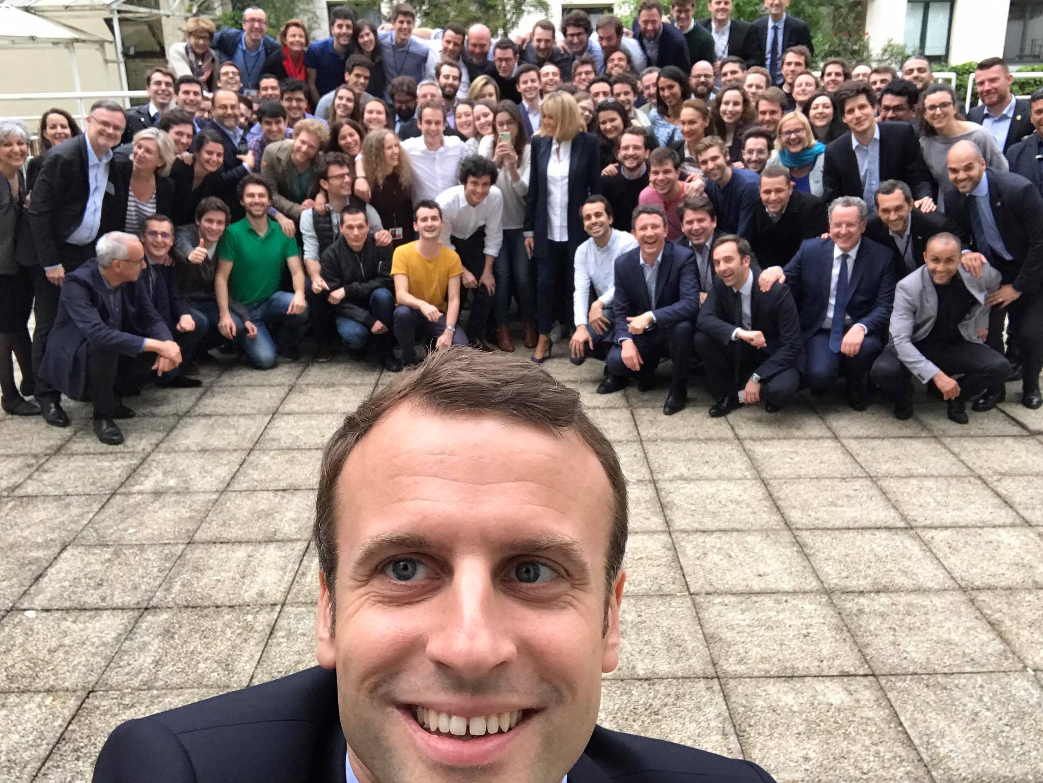 Selfie d'Emmanuel Macron et de son équipe de campagne